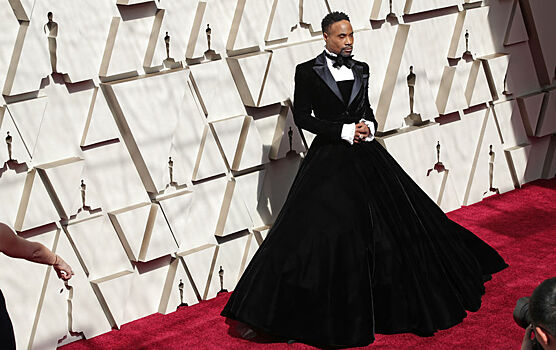 На «Оскаре» появился актер в пышном платье-смокинге