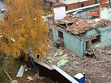 Стена сносимого здания рухнула на детскую площадку в Новосибирске