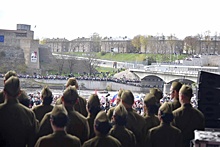 Жители эстонской Нарвы через реку смотрели российский концерт в честь Дня Победы