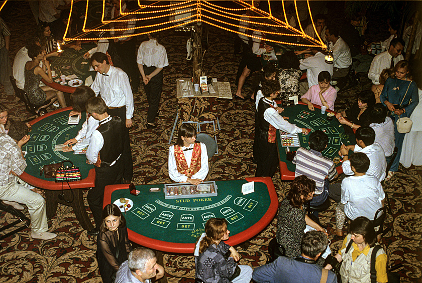 Одним из символов роскошной жизни стали казино. Желание подражать богачам с телеэкрана заставляло людей просаживать там целые состояния. Казино "Золотой дворец", 1995 год