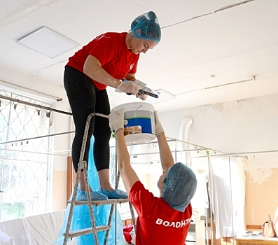 Сотрудники завода своими силами оштукатурили и покрасили стены в поселковой поликлинике