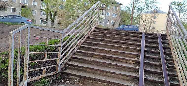 Двое кировчан украли перила от пандуса на Октябрьском проспекте