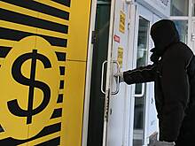 Курс рубля к доллару: эксперты заявили о "медвежьих рисках"