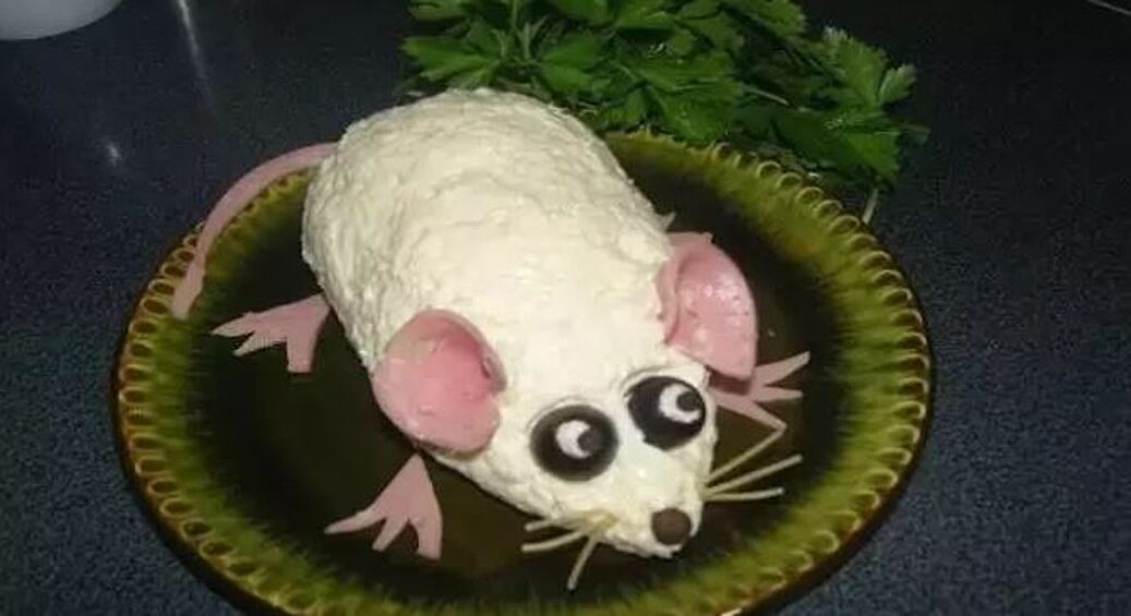 Похоже, что мышь сама жалеет, что появилась на свет.  