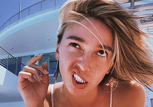 “Одни понты”: Настя Ивлеева напугала поклонников играми со смертью