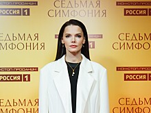Боярская пришла на премьеру в «плечистом» блейзере и украшениях за 73 000 рублей