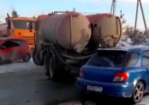 Subaru под Новосибирском залило нечистотами после ДТП с ассенизаторской машиной