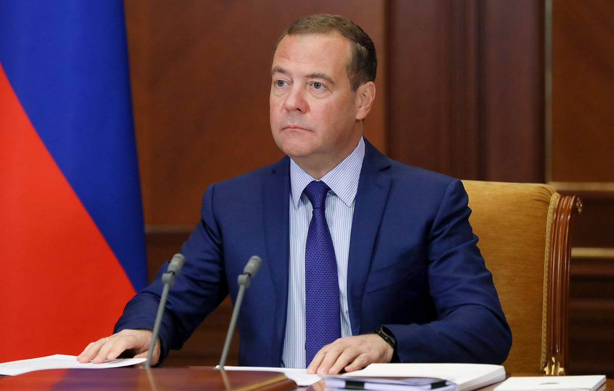 Замглавы Совбеза РФ Медведев посетил Казанский пороховой завод