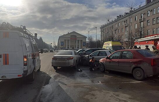 В центре Кургана столкнулись пять иномарок