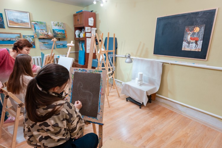 Полиция Ейска проверяет семью девочки, продававшую рисунки ради ноутбука