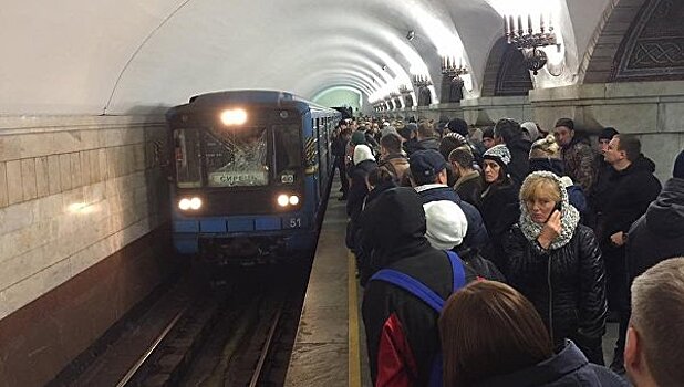 Голый мужчина попытался угнать поезд в киевском метро