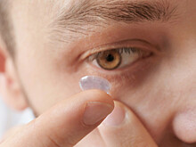 Можно ли принимать душ в контактных линзах