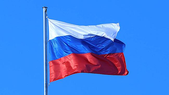 Женщина в Одессе пыталась повесить флаг России на месте снятого памятника