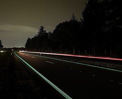 На российских дорогах появится светящееся покрытие
