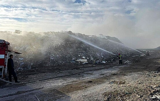 Мусорная свалка горит пятые сутки в Новороссийске: пожар локализован