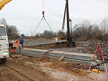 На трассе Ижевск-Аэропорт забили пять первых свай нового моста через реку Позимь