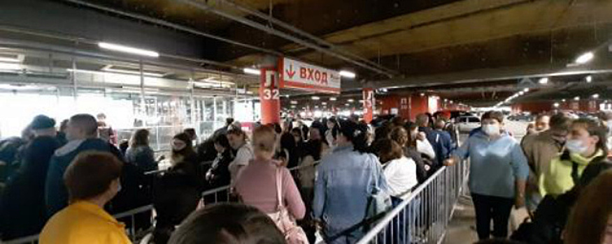 Омичи собрались в километровую очередь перед «Мегой»
