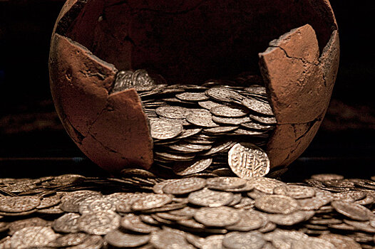 Три тысячи золотых и серебряных монет — во Франции в погребе нашли клад