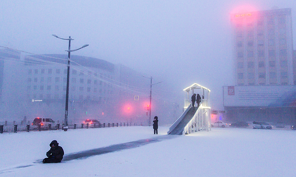 Местные жители катаются с горки на площади Ленина. Температура воздуха в городе минус 43 градуса, 2020 год