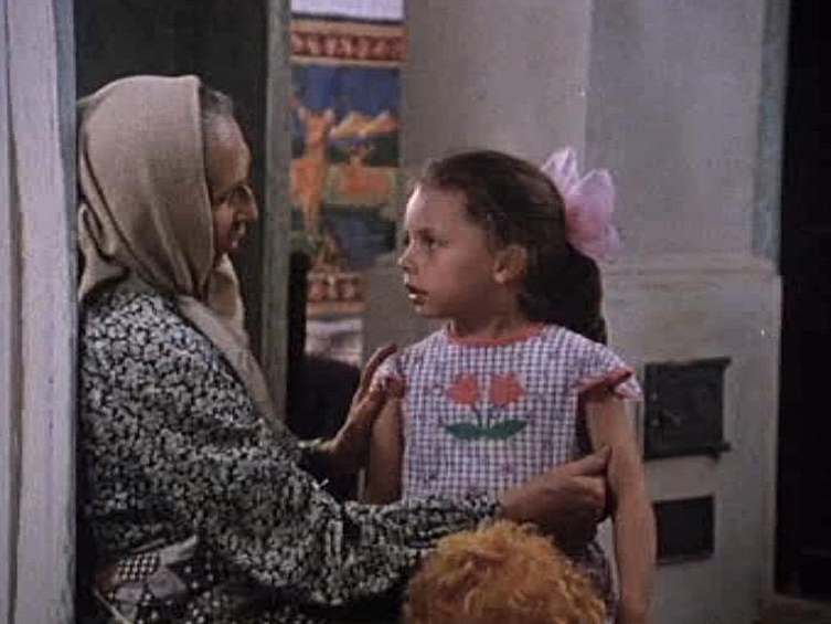 Ребенок-звезда Юлия Космачева погибла в 24 года в 2000 году. Сосед, у которого она была в гостях, сказал, что нашел ее мертвой под окном. 