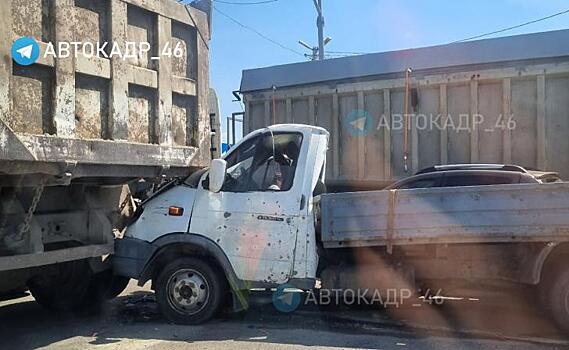 Под Курском на повороте на Духовец столкнулись грузовик и «Газель»