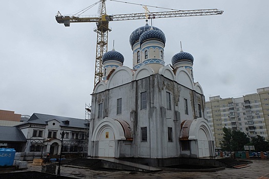 Уникальный иконостас установили в строящемся храме Федора Ушакова