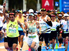 В Китае дисквалифицировали за курение на дистанции двух марафонцев