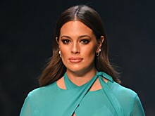 Plus-size-модель Эшли Грэхем объявила о первой беременности и показала округлившийся живот на видео