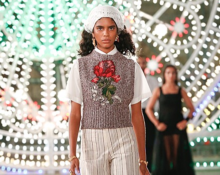 Косынки, кожаные корсеты, цветочная вышивка и танцы: как прошел показ Dior в Лечче