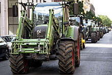 Немецкие фермеры на севере Германии в знак протеста блокировали трассу навозом