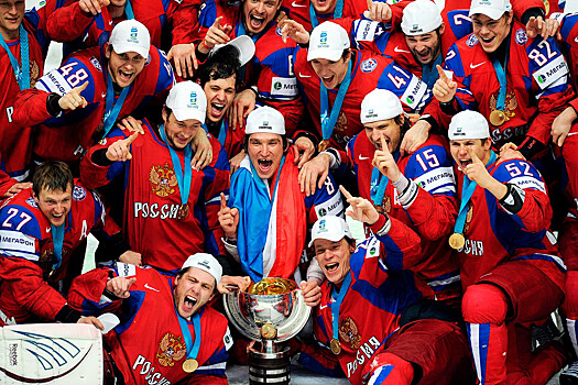 Овечкин и Малкин с кубком, приём у Путина и парад чемпионов. Яркие фото победы на ЧМ-2012