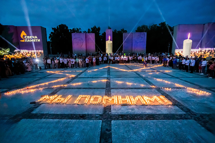 Огненную картину выложили свечами в Новосибирске накануне 22 июня