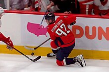 Нелепый случай в НХЛ – Евгений Кузнецов получил по лицу клюшкой от сервисмена, видео