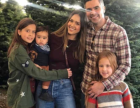 Джессика Альба выбрала рождественскую елку с подросшими детьми — и старшая дочь скоро догонит ее по росту