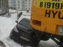 В Уфе экскаватор смял иномарку