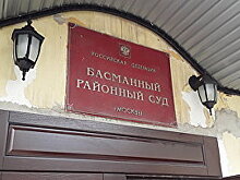 Сестру участника акции 26 марта задержали за попытку обнять брата в суде
