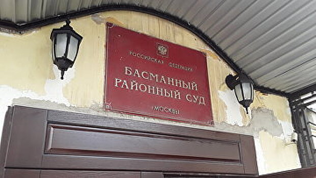 Сестру участника акции 26 марта задержали за попытку обнять брата в суде