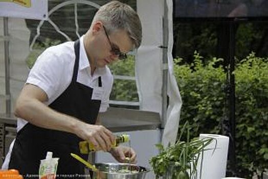 Олег Булеков приготовил на кулинарном поединке салат из отварных кальмаров