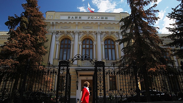Банк России продлил ограничения на перевод средств за рубеж