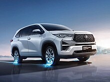 Минивэн Toyota Innova в новом поколении лишился рамы и дизеля, но обрёл гибридную версию