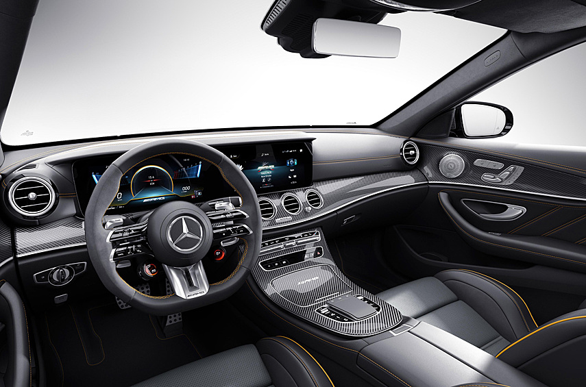 Кузов окрашен в матовый оттенок Graphite Grey Magno, а ещё добавлены набор AMG Night Package и диски диаметром 20 дюймов. Чёрная кожа в интерьере сочетается с контрастной жёлтой строчкой, декор углепластиковый