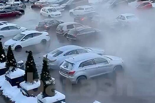 Десятки машин в российском городе оказались под водой из-за аварии