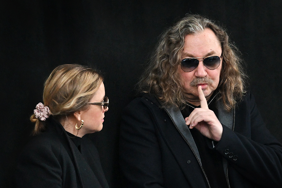 Игорь Николаев после слухов о разводе вывел молодую жену в свет, но одна деталь смутила народ