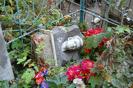 Вандалы разгромили несколько могил на старом кладбище в Ельце