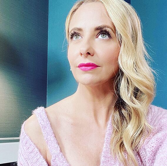 Сара снимается в кино, сериалах, часто берется за озвучку киноперсонажей и персонажей мультфильмов. Совсем недавно стало известно, что компания Amazon Studios запускает в производство новый проект с Сарой Мишель Геллар в главной роли.