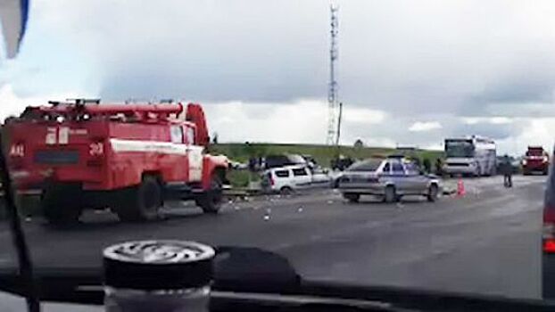 Видео с места массового смертельного ДТП с автобусом, грузовиком и легковушками