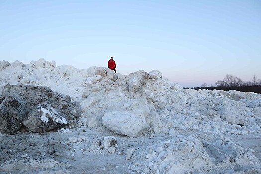 К Федяковскому кладбищу незаконно свозят грязный снег