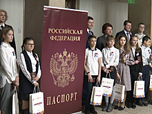 Антон Алиханов торжественно вручил паспорта отличившимся школьникам