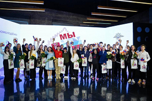 В честь Дня Конституции в Крыму состоялось торжественное вручение первых паспортов граждан Российской Федерации