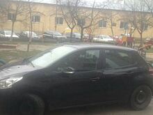 Автомобилистка из Львова прокатила полицейского на капоте машины